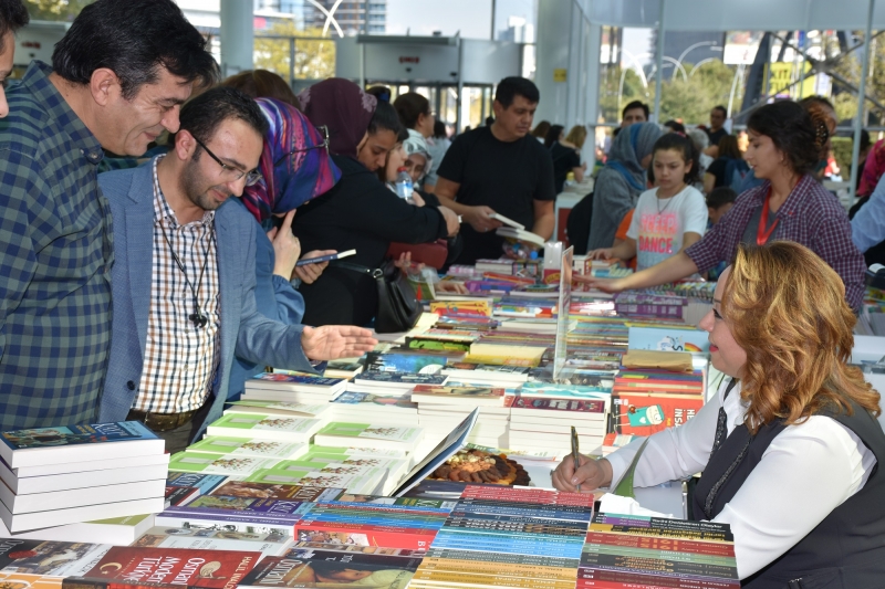 Rektör Karabulut, Ankara Kitap Fuarında İmza Gününe katıldı.