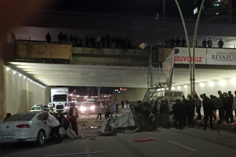 Şanlıurfa Karaköprü ilçesinde çimento yüklü kamyonet köprüden aşağı uçtu.