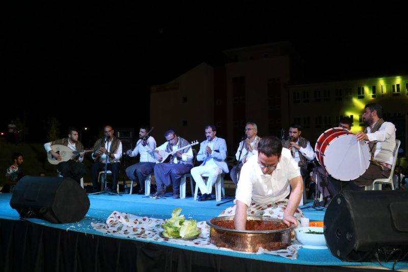 Seyrantepe'de Vatandaşlar Sıra Gecesinde Doyasıya Eğlendi