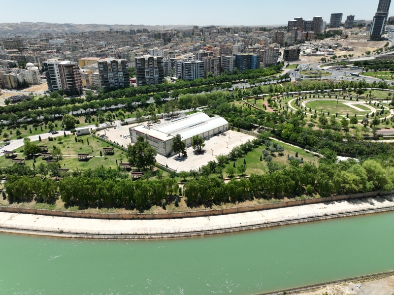 SICAKLAR BUNALTTI HER YAŞTAN VATANDAŞ BÜYÜKSEHİR’İN HAVUZUNA AKIN ETTİ