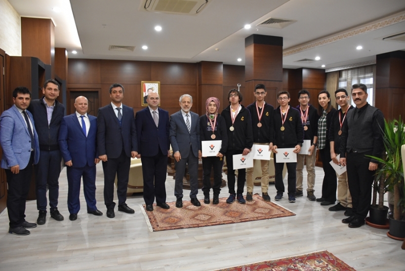 Tübitak Bilim Ödülü Alan Öğrencilerden Rektör Çelik’e Ziyaret