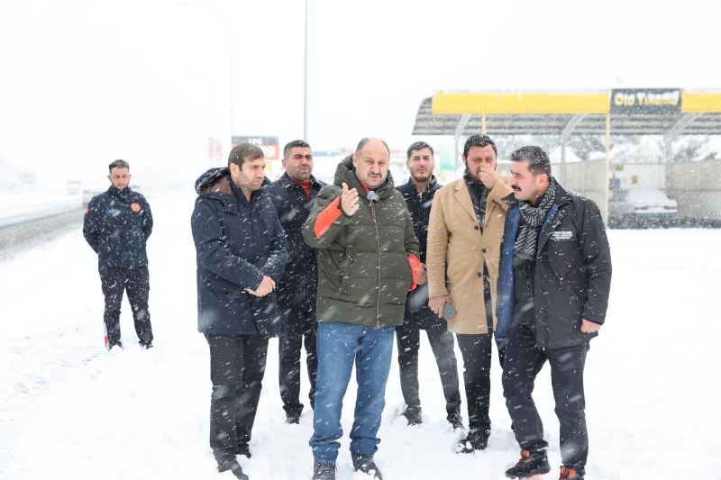 BAŞKAN GÜLPINAR, KARLA MÜCADELE ÇALIŞMALARINI YERİNDE YÖNETTİ