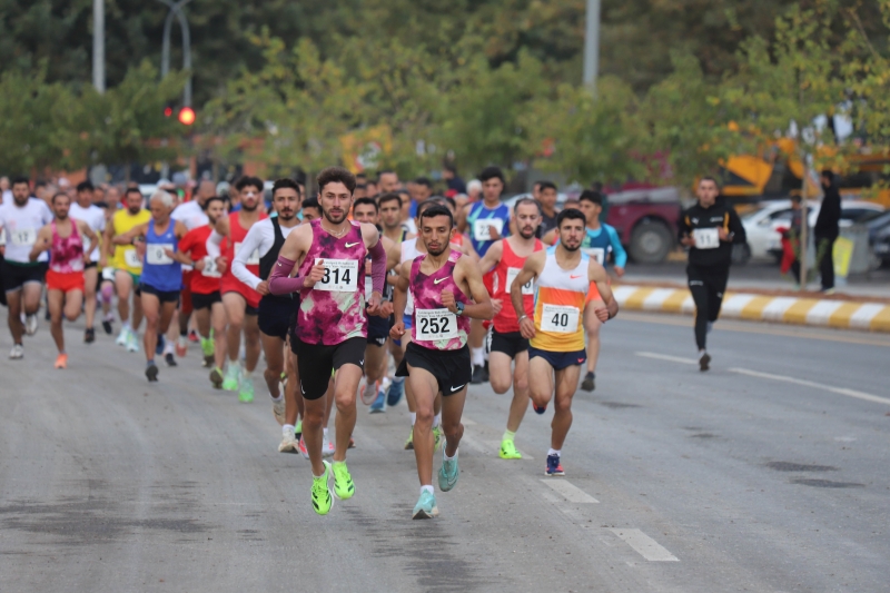 KARAKÖPRÜ'DE SAYBURÇ YARI MARATONUYLA SPOR ŞÖLENİ YAŞANDI