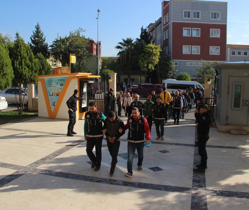 Şanlıurfa’da gözaltına alınan 9 uyuşturucu satıcısı adliyeye sevk edildi