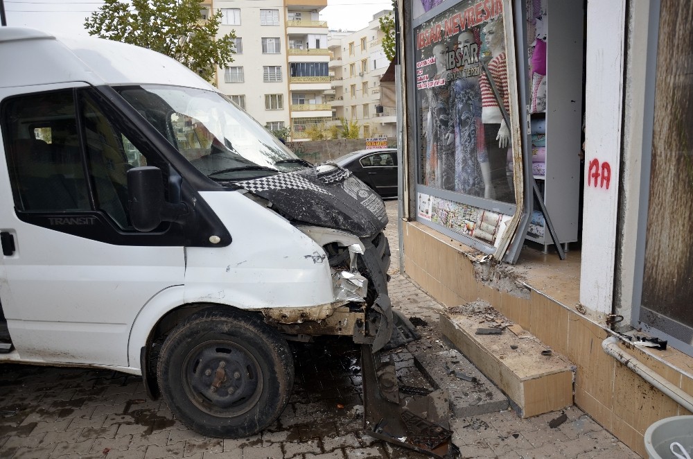 Öğretmenleri taşıyan servis minibüsü kaza yaptı: 10 yaralı