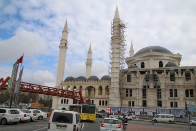 11 Nisan Külliyesi'ni Şehir Parkına Bağlayan Çelik Köprü Tamamlandı