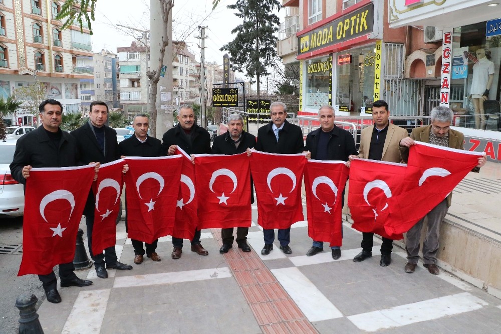 Haliliye’de binlerce Türk Bayrağı dağıtıldı