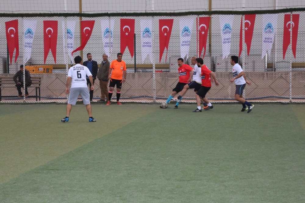 Şehitler anısına düzenlenen futbol turnuvası başladı