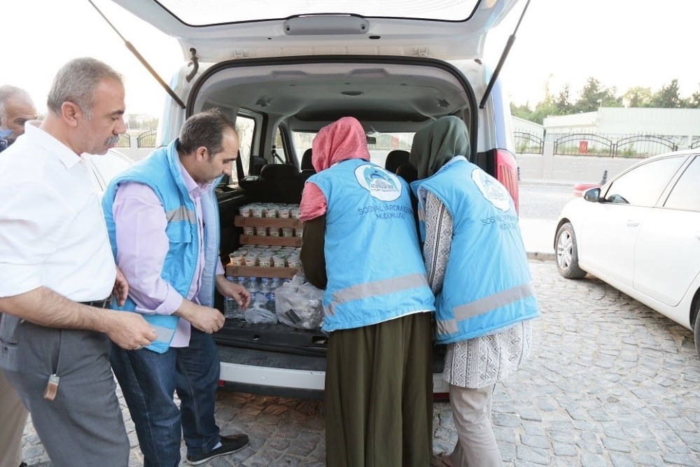 Eyyübiye Belediyesi hasta yakınlarına iftar yemeği dağıtıyor
