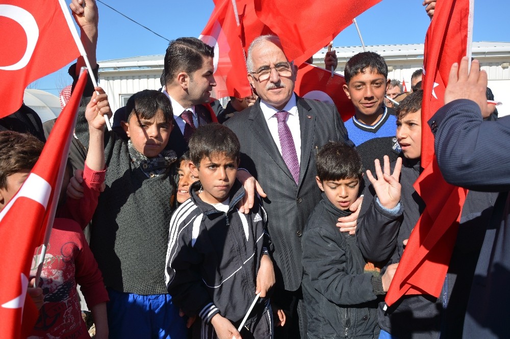 Vali Tuna Ceylanpınar’da Suriyelileri ziyaret etti