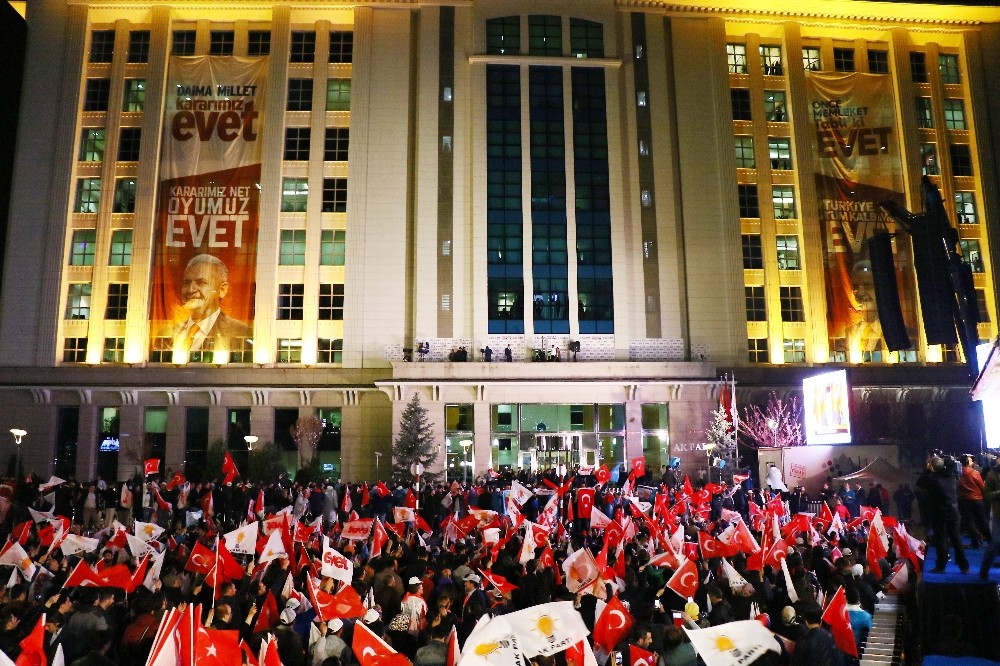 AK Parti Genel Merkezi’ne vatandaşlar akın etmeye başladı