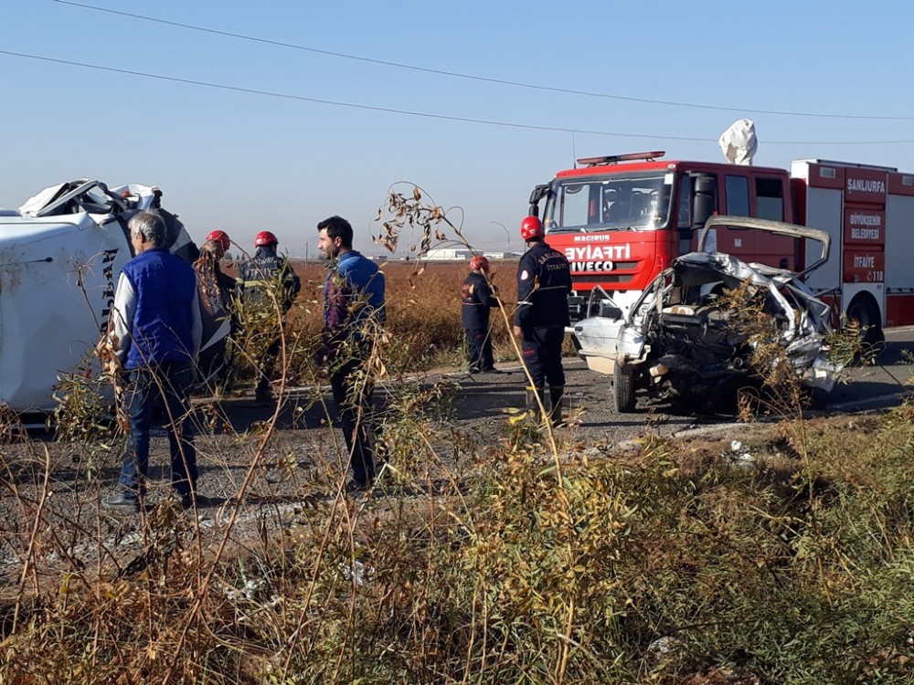 Sera işçilerini taşıyan minibüs otomobille çarpıştı: 2 ölü, 18 yaralı