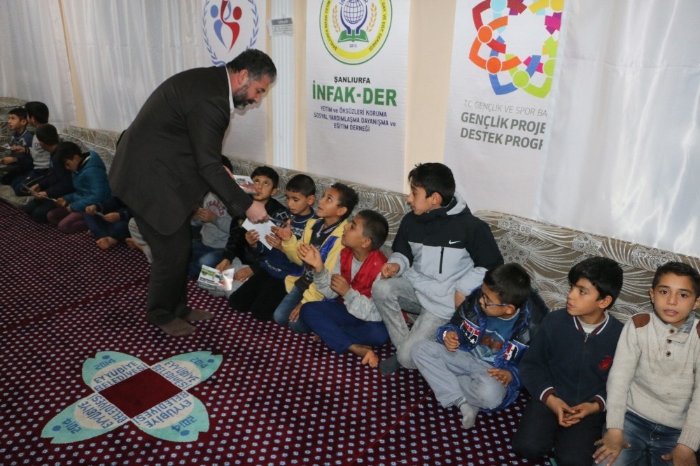 Genel Sekreter Özçınar çocuklara kitap hediye etti