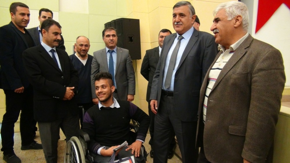 Suriyeli öğrenciye akülü tekerlekli sandalye verildi