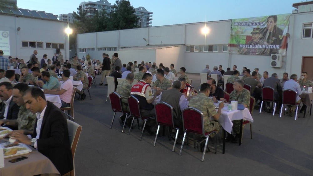 Güvenlik korucuları, Jandarma Komutanlığının yemeğinde buluştu