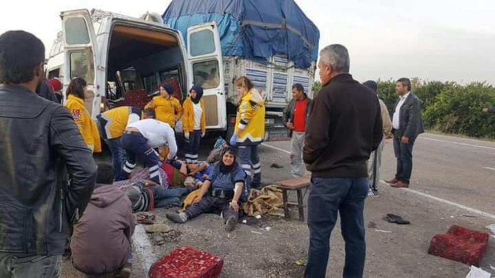 Narenciye işçilerini taşıyan minibüs kaza yaptı: 1 ölü, 24 yaralı