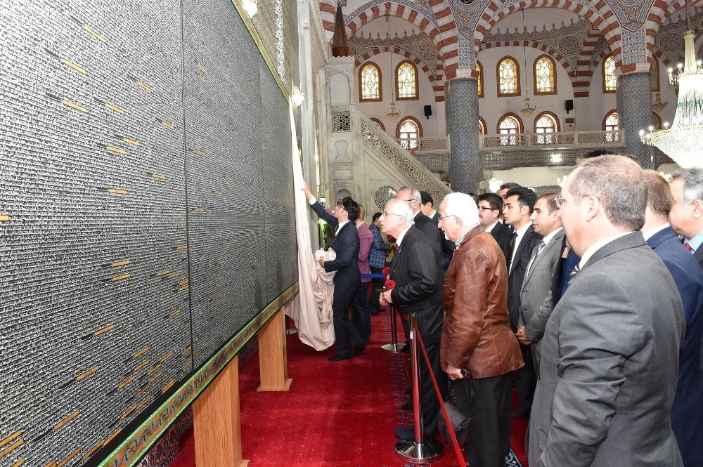 Tuvale Nakşedilmiş Kur’an-ı Kerim, Dergah Camiide sergileniyor