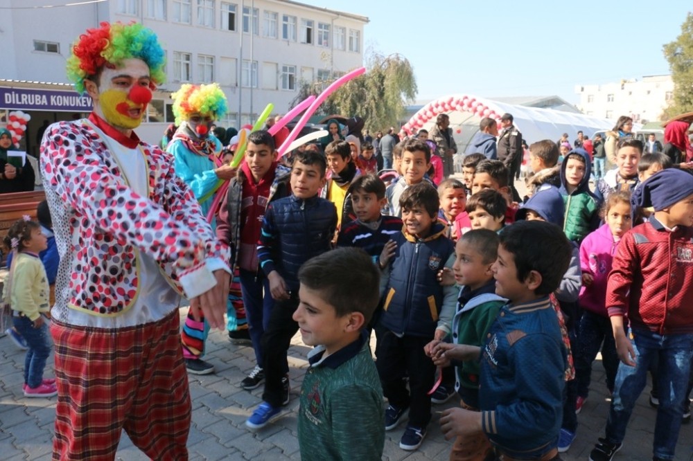 Suriyeli yetimler eğlencenin tadını çıkardı