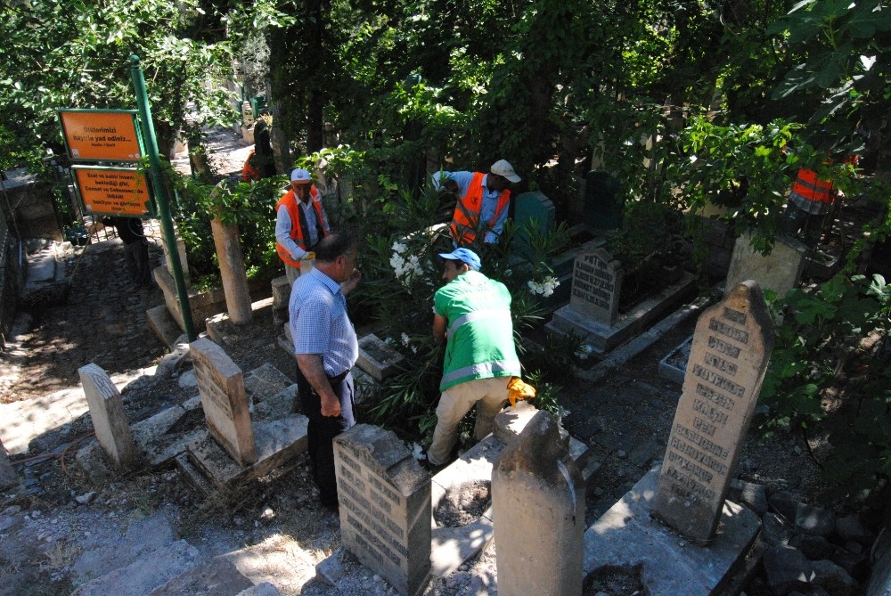 Büyükşehir bayram öncesi mezarlıkları temizliyor