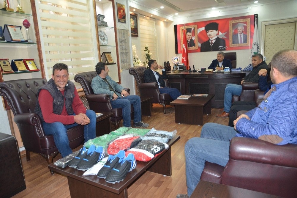 Belediye Başkanı Pınarbaşı’ndan Birecikspor’a malzeme desteği