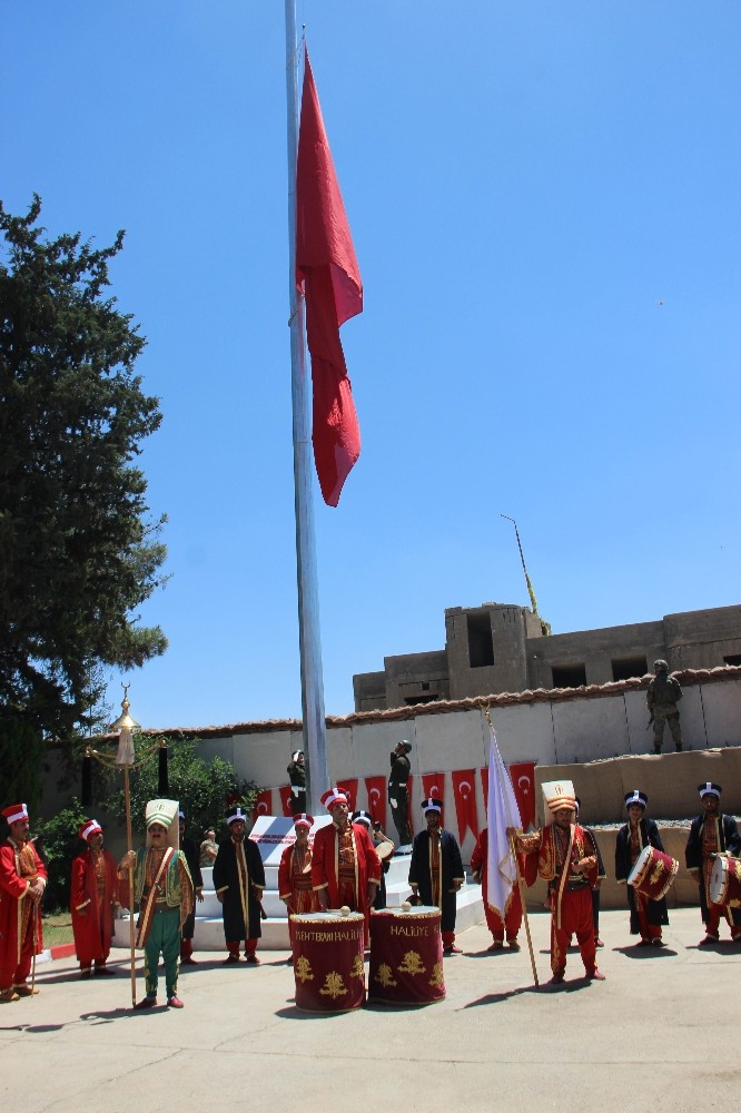 Suriye sınırına Mehter Marşı’yla dev Türk bayrağı çekildi