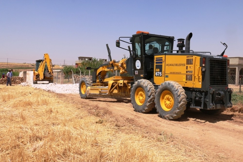 Akçakale Belediyesi kırsal mahalleleri çamurdan kurtarıyor