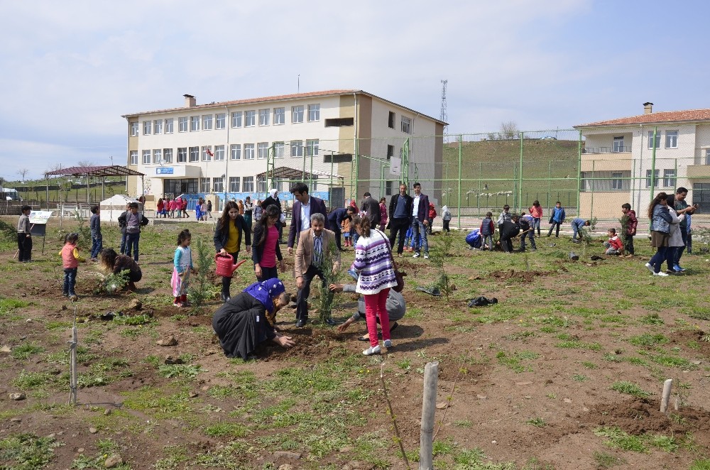 Engelli öğrenciler köy okulunda fidan dikti