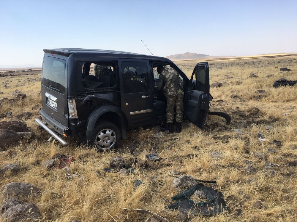Hafif ticari araç kaza yaptı: 1 yaralı