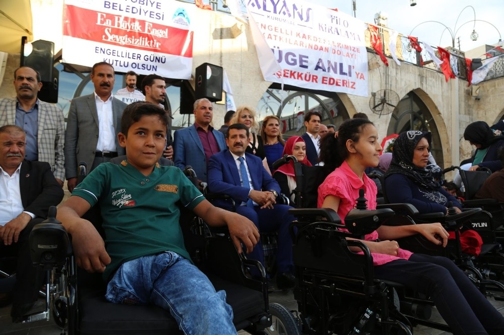 Eyyübiye’de engellilere tekerlekli sandalye dağıttı