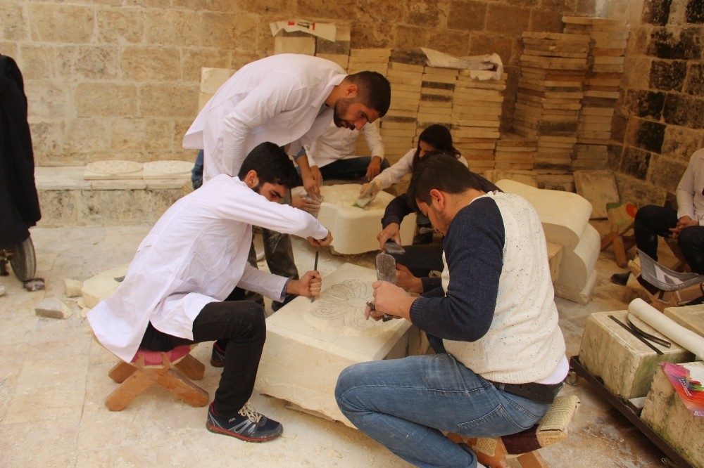 Osmanlı dönemine ait Urfa mimarisi taşlara işleniyor