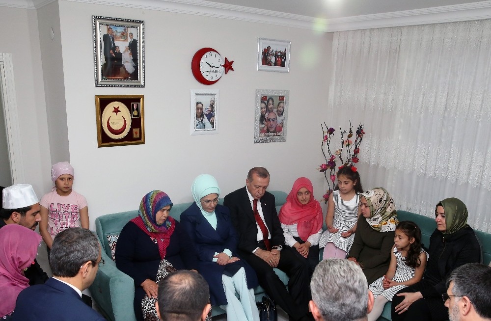 Cumhurbaşkanı Erdoğan’dan şehit ailelerine ziyaret
