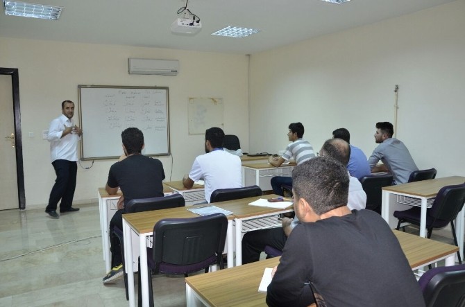 Öğrenciler gençlik merkezinde Arapça öğreniyor