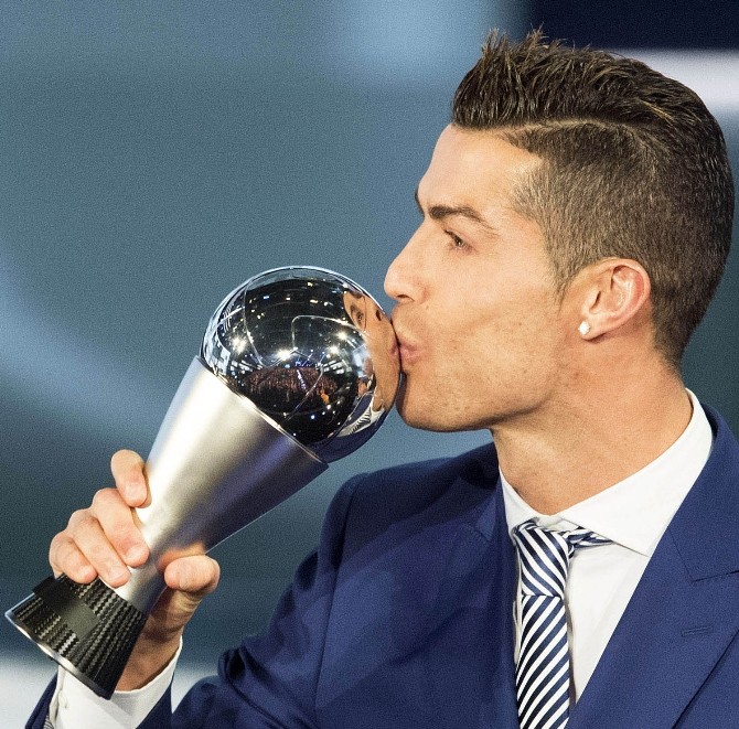 Yılın en iyi futbolcusu Cristiano Ronaldo