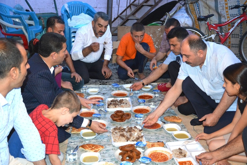 Yardıma muhtaç aileye sürpriz iftar ziyareti
