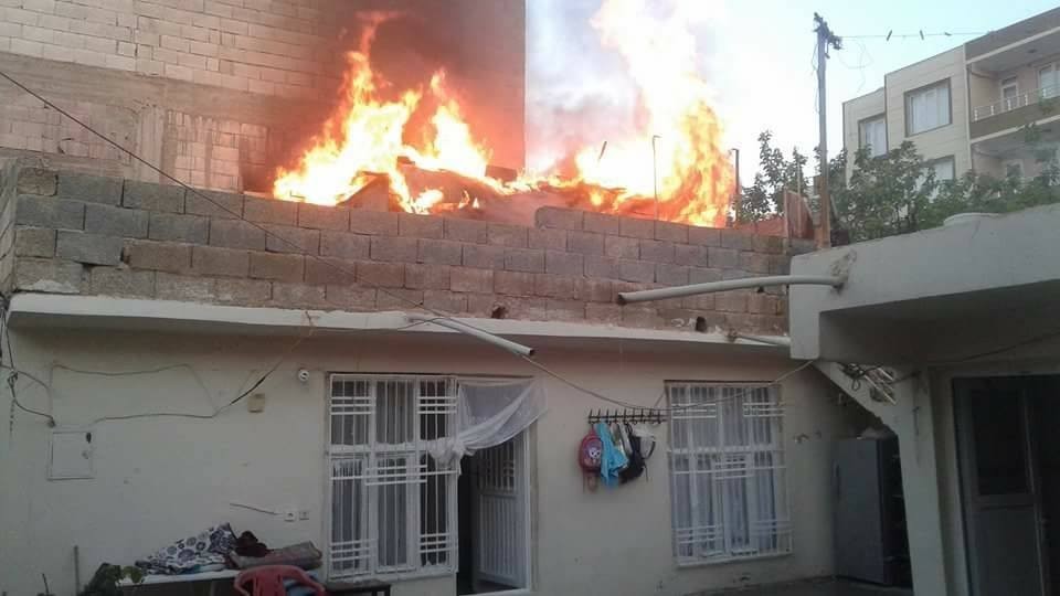 Evin üst katındaki depo yandı