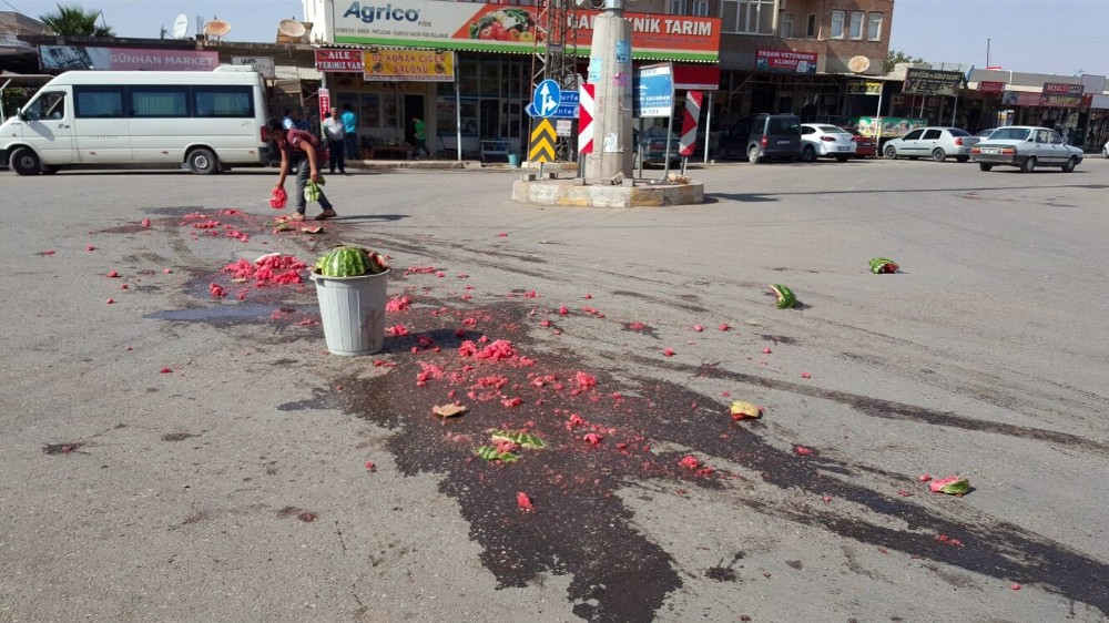 Parçalanıp yola dağılan karpuzları esnaf temizledi