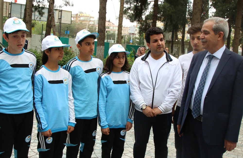 Başkan Demirkol, halk oyunları takımını Adıyaman’daki şampiyonaya uğurladı