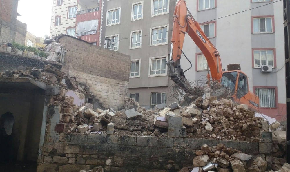 Haliliye’de iki metruk yapının yıkımı gerçekleştirildi