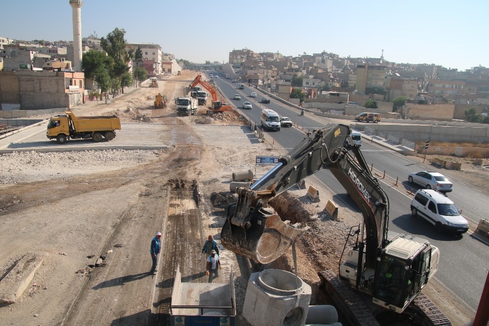 Belediyenin devraldığı köprülü kavşakta çalışmalar hızlandırıldı