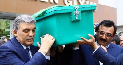 Abdullah Gül cenazeyi omuzladı