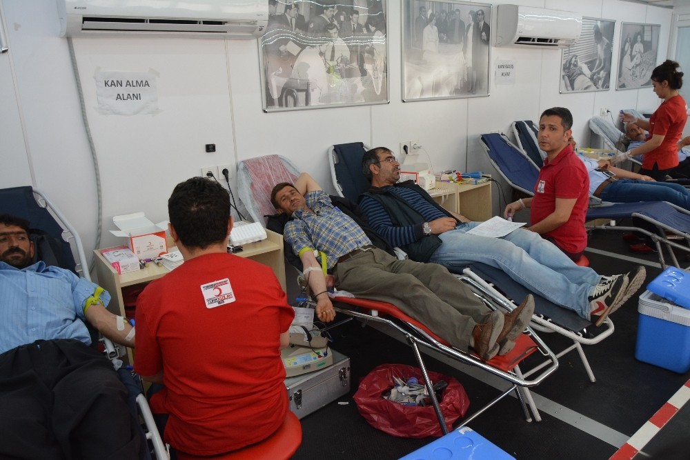 Siverek’te vatandaşlar kan bağışına yoğun ilgi gösterdi