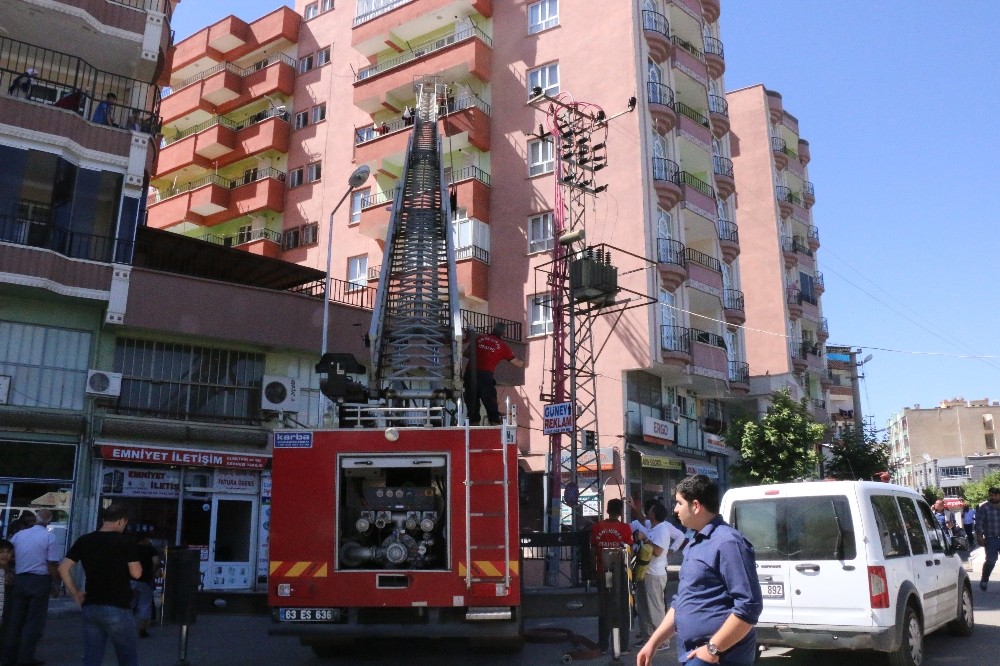 Elektrik kontağından çıkan yangında ev kül oldu