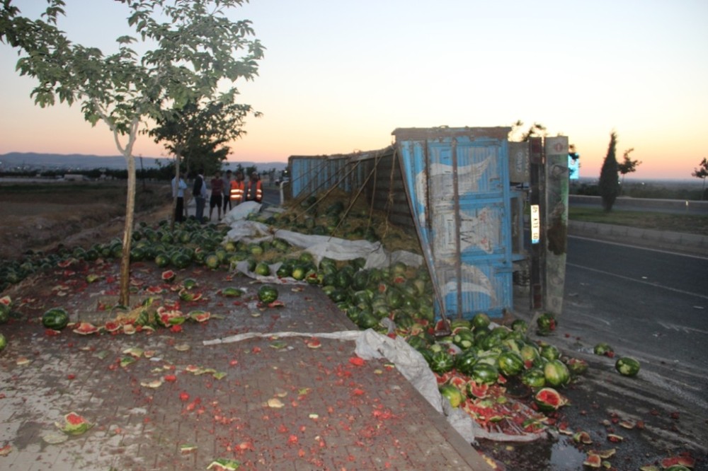 (Özel) Şanlıurfa’da karpuz yüklü kamyon devrildi: 2 yaralı