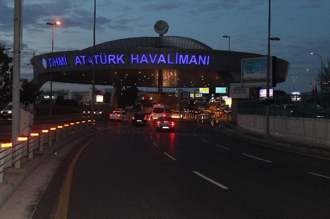 Atatürk Havalimanı’nda ‘dur’ ihtarına uymayan minibüs paniğe neden oldu
