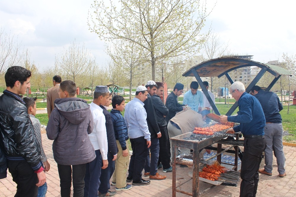 Türk ve Suriyeli 100 öğrenci birlikte piknik yaptı