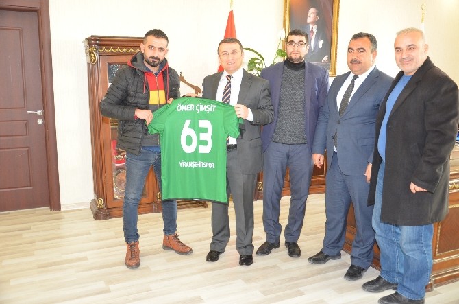 Viranşehirspor U 15 takımı Kaymakamı Ömer Çimşit’i ziyaret etti