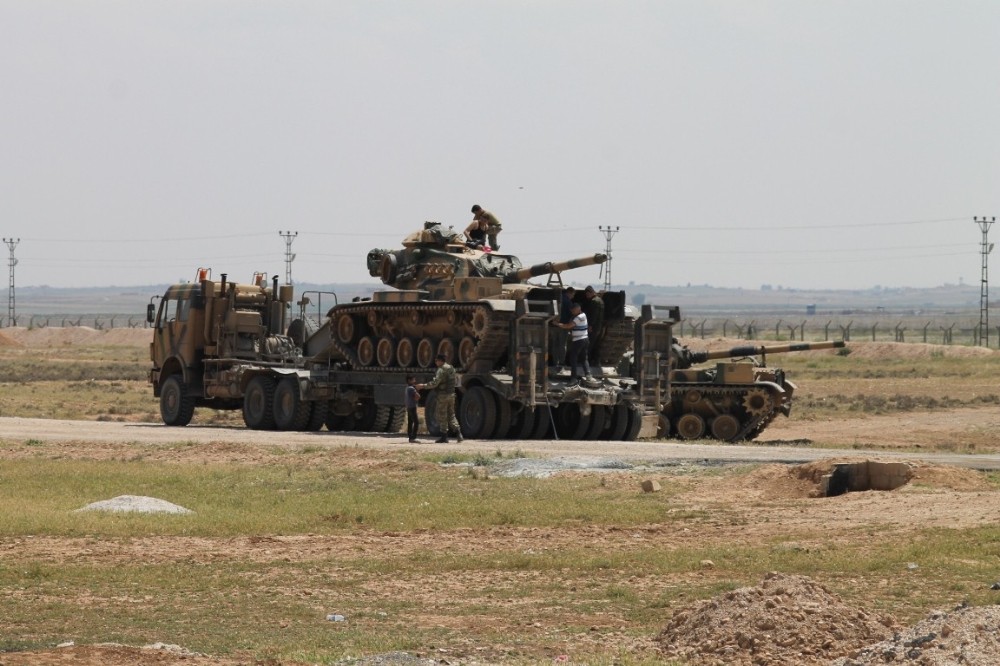 Sınıra yerleştirilen tanklar namlularını Suriye’ye çevirdi