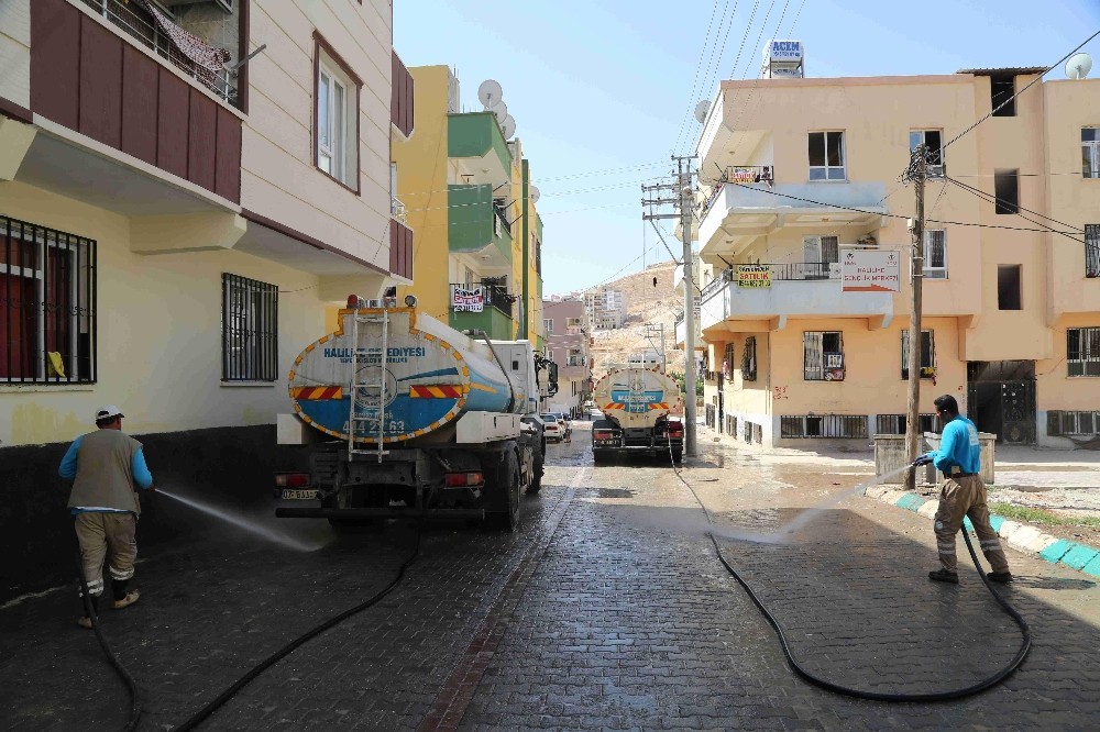 40 derece sıcaklıkta sokaklarda basınçlı su serinliği