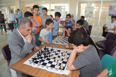 BAŞKAN BEYAZGÜL ÇOCUKLARLA SATRANÇ OYNADI