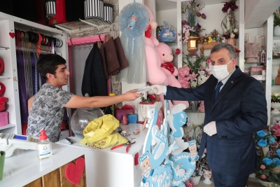 BAŞKAN BEYAZGÜL, VATANAŞLARA MASKE DAĞITTI